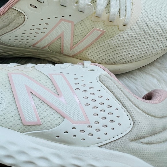 NWT New Balance 520 Women’s Shoes - Picture 6 of 8